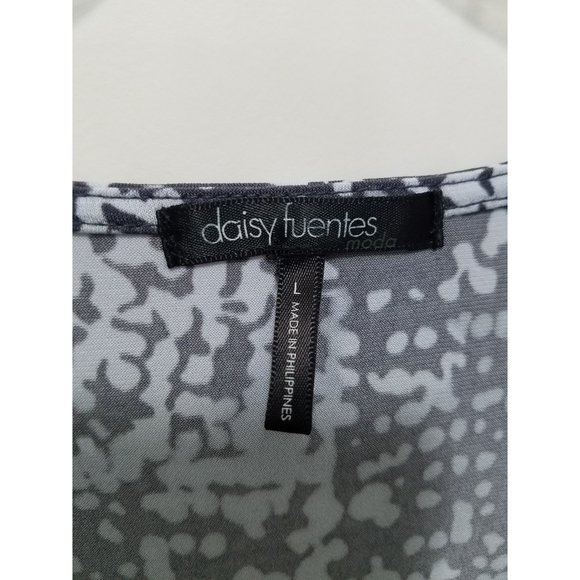 Daisy Fuentes Sz L Short Sleeve Twisted Front BOHO Gray V-NECK Women Top - Picture 4 of 12